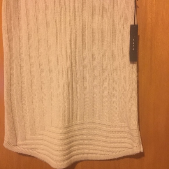 New beautiful Tahari sleeveless sweater - Picture 3 of 5
